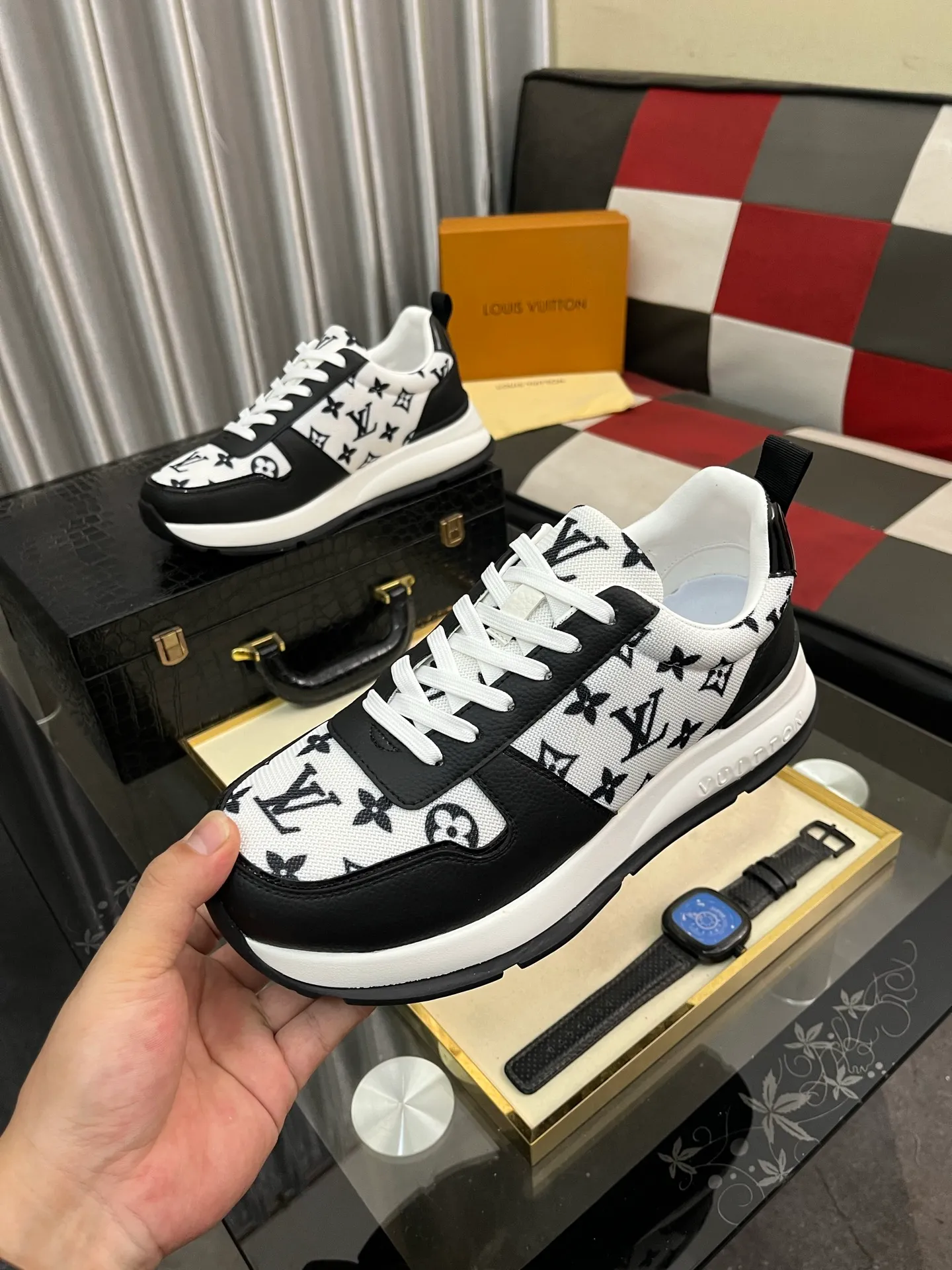 Men's men's shoes💰458⌚️⌚️ Loui* Vuitto* - Louis ** donkey's new color men's trainer sneakers, this LV Trainer sneaker is made of calfskin and breathable mesh, showing pure colors, the #54 logo on the back traces the brand's birth in 1854, the designer's handwritten brand logo embellishes one side, virgil Designed by abloh himself, it is a very commemorative sneaker. The new LV Louis Vuitton loui* vuitto* trainer sneaker low casual sports culture versatile basketball sneaker. Size: 38-444️⃣Colors available